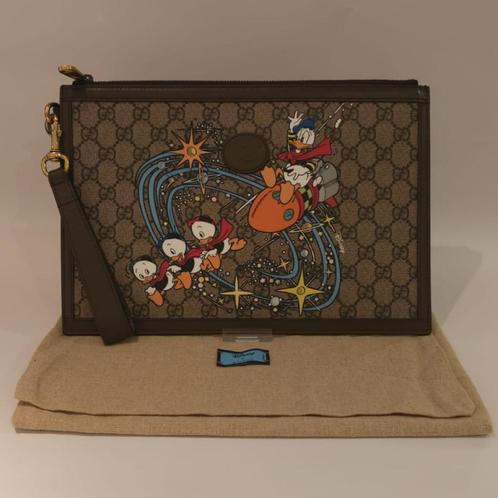 Gucci Pouch Limited X Donald Duck | Nette Staat, Sieraden, Tassen en Uiterlijk, Tassen | Damestassen, Gebruikt
