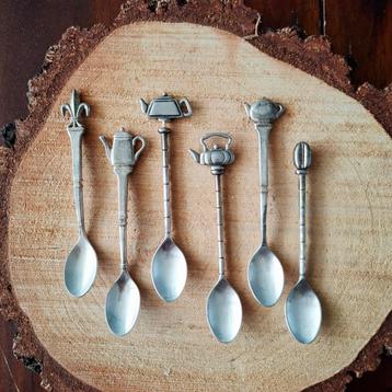 6 vintage theelepels met leuke (theepot) motieven beschikbaar voor biedingen