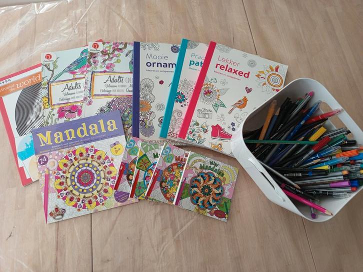 Kleurboeken voor volwassenen + stiften/potloden, Hobby en Vrije tijd, Knutselen, Zo goed als nieuw, Materiaal, Ophalen of Verzenden