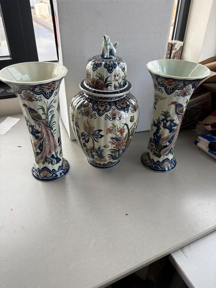 Boch Vieux Rhodes set: 2 vazen + dekselpot, handgeschilderd, Huis en Inrichting, Woonaccessoires | Vazen, Zo goed als nieuw, Blauw