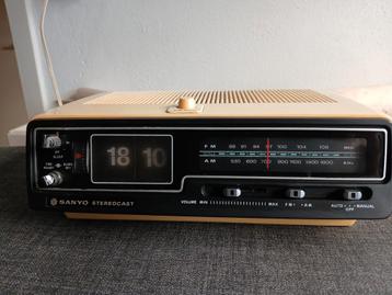 Vintage flipklok sanyo rm5320 wekkerradio  beschikbaar voor biedingen