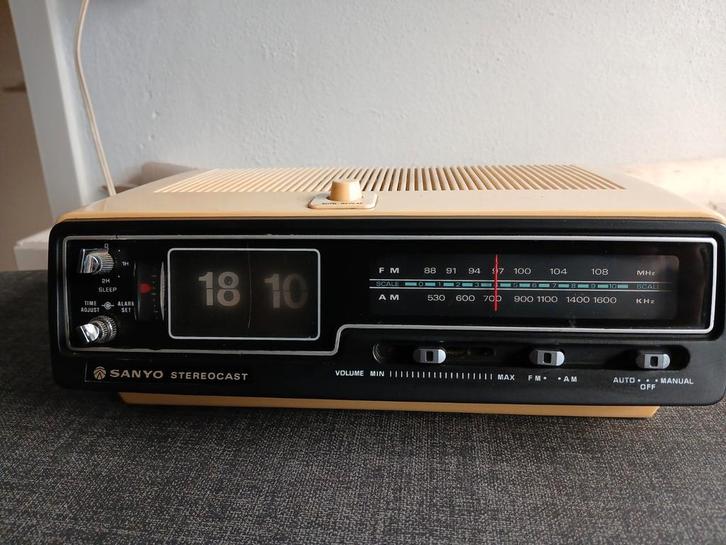 Vintage flipklok sanyo rm5320 wekkerradio, Witgoed en Apparatuur, Wekkers, Gebruikt, Analoog, Ophalen of Verzenden