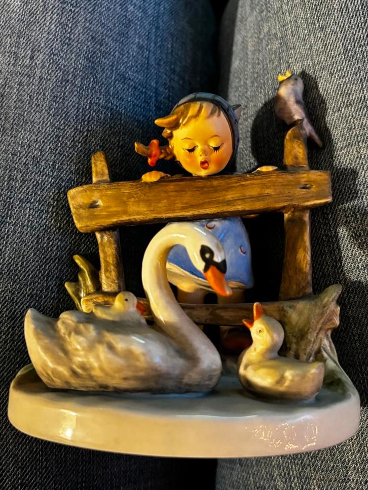Goebel Hummel beeldje - Meisje met zwanen, Antiek en Kunst, Kunst | Beelden en Houtsnijwerken, Ophalen of Verzenden