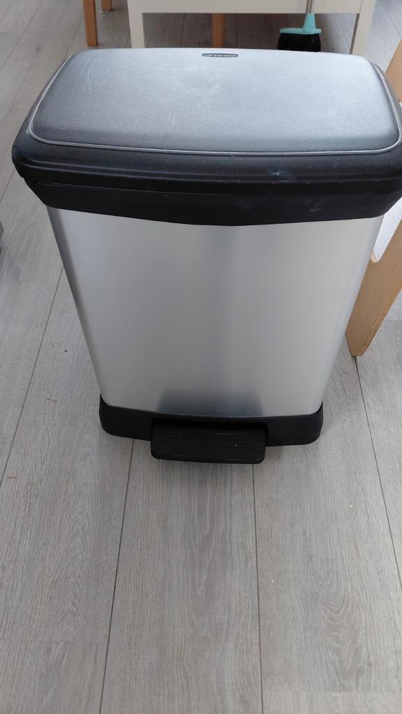 Afvalemmer met pedaal merk Curver. - Zo goed als nieuw, Huis en Inrichting, Woonaccessoires | Prullenbakken, Zo goed als nieuw