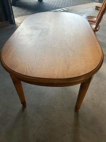 Houten Tafel met 4 Stoelen beschikbaar voor biedingen