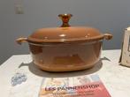 Le Creuset La Mama Hazelnoot ovaal 25 cm in nieuwstaat, Gietijzer, Nieuw, Ophalen of Verzenden, Keramische plaat