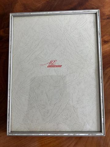 Vintage fotolijstje ME, metalen rand, parelmoer, glas 18*24. beschikbaar voor biedingen