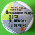 Button Int. Symposium Operationzalization of Remote Sensing, Postzegels en Munten, Penningen en Medailles, Ophalen of Verzenden