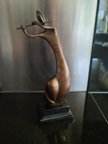 Bronzen dwarsfluitspeler van Kunsthandel Jutte op houten sok