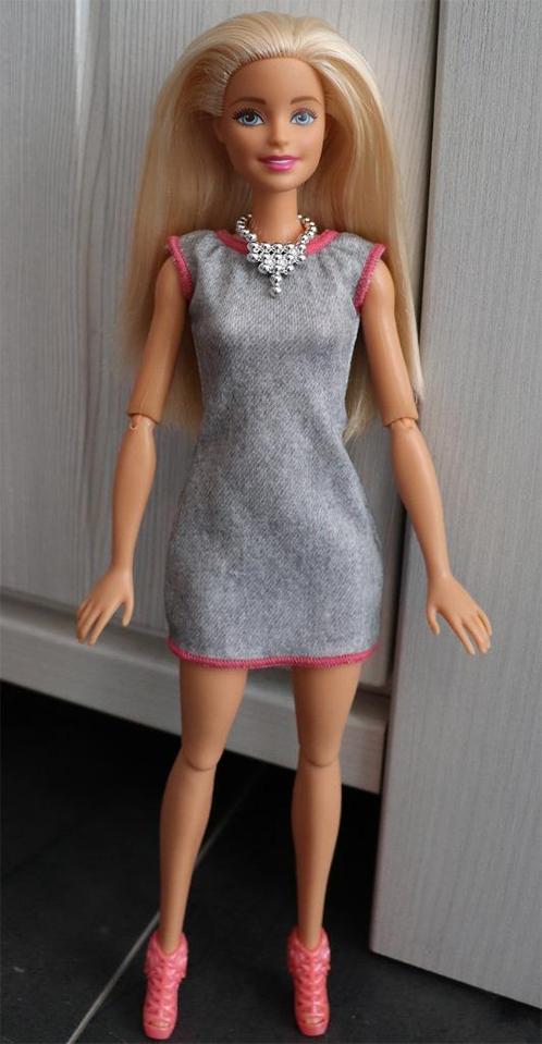 Barbie pop met grijs jurkje, roze schoenen en ketting, Kinderen en Baby's, Speelgoed | Poppen, Zo goed als nieuw, Barbie, Ophalen of Verzenden