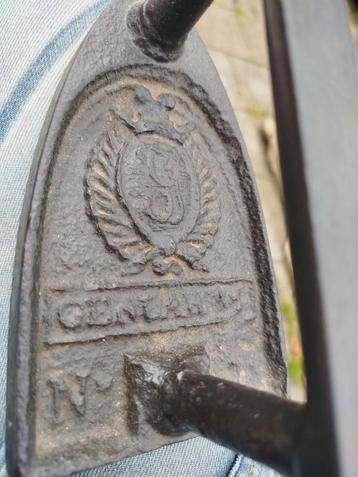 Antieke Strijkijzer Gendarmerie Nr. 6 beschikbaar voor biedingen