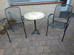 Ronde marmeren bistrotafel met 2 zwarte metalen stoelen., Tuin en Terras, Tuintafels, Ophalen, Rond, Metaal