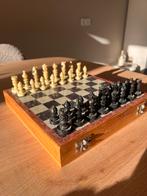 Mooi schaakbord met handgemaakte stenen schaakstukken, Een of twee spelers, Ophalen of Verzenden, Gebruikt, Reisspel