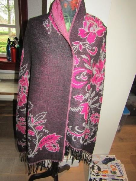F1821A Pashmina fuchsia zwart bloemen franje, Kleding | Dames, Verzenden, Zo goed als nieuw, Maat 42/44 (L), Pashmina