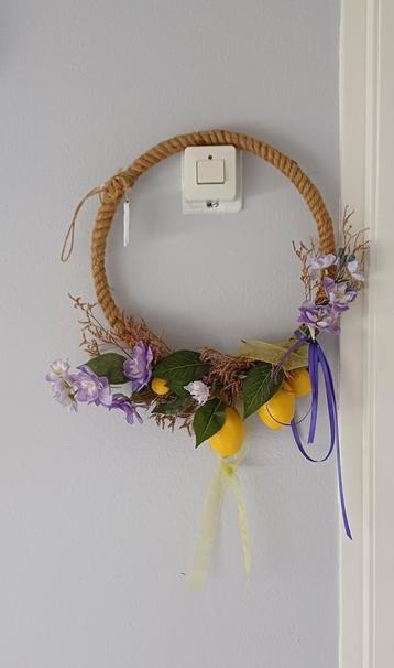 Prachtige krans met droogbloemen, citroenen en verlichting  beschikbaar voor biedingen