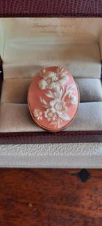 Antieke  camee broche,decor bloemen met gentiaan., Ophalen of Verzenden, Overige materialen, Broche