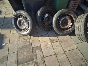 Velgen met banden ford met sensoren beschikbaar voor biedingen