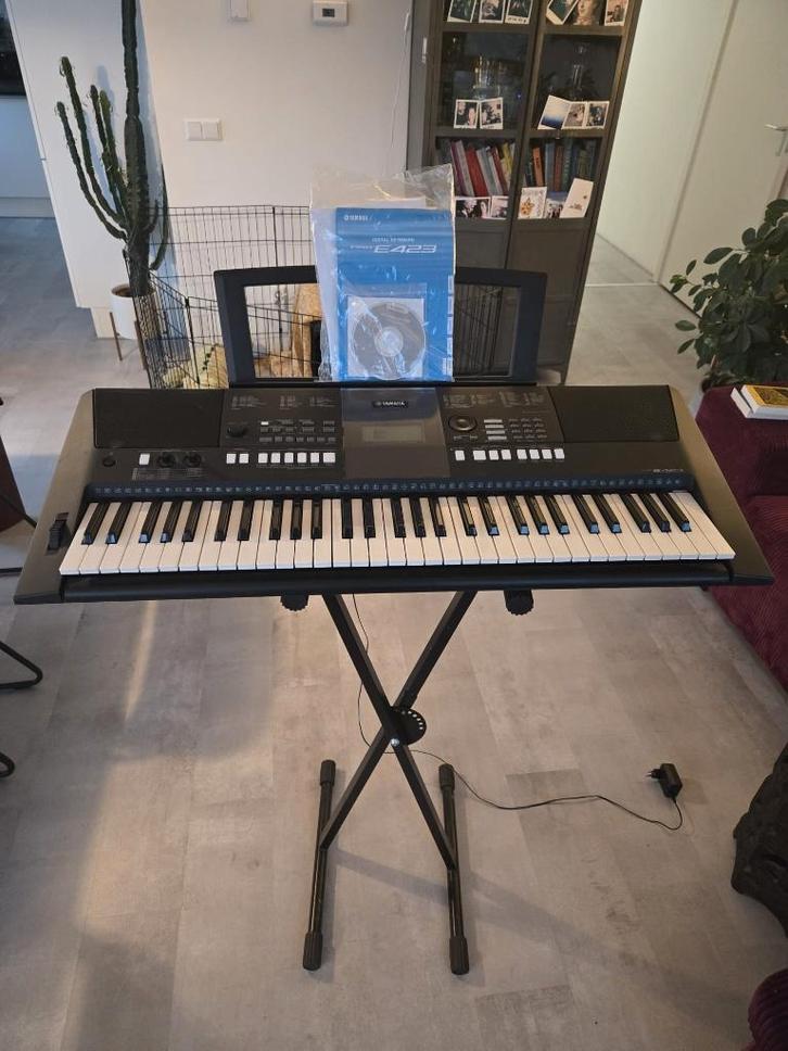 Yamaha psr e423 keyboard, Muziek en Instrumenten, Keyboards, Zo goed als nieuw, 61 toetsen, Yamaha, Met standaard, Ophalen