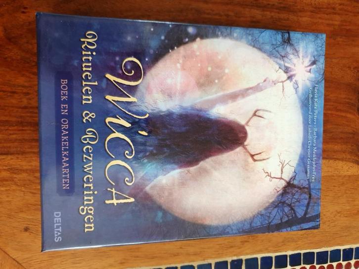 Flavia Kate Peters - Wicca rituelen en bezweringen orakel, Boeken, Esoterie en Spiritualiteit, Zo goed als nieuw, Overige typen