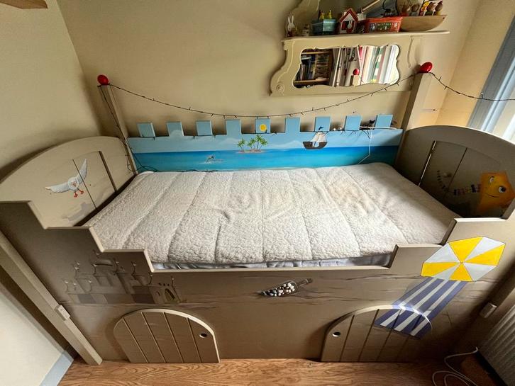 Zandkasteel bed halfhoog slaper UNIEK!, Kinderen en Baby's, Kinderkamer | Bedden, Gebruikt, 180 cm of meer, 85 tot 100 cm, Matras