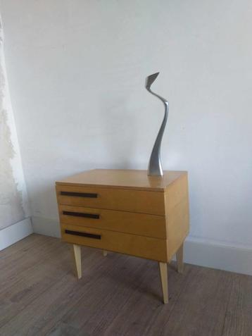 Vintage kastje met 3 lades van hout beschikbaar voor biedingen