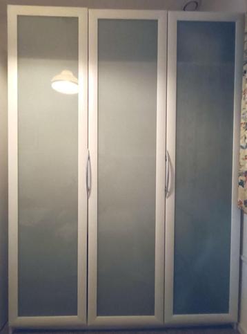 witte kledingkast met matglazen deuren beschikbaar voor biedingen