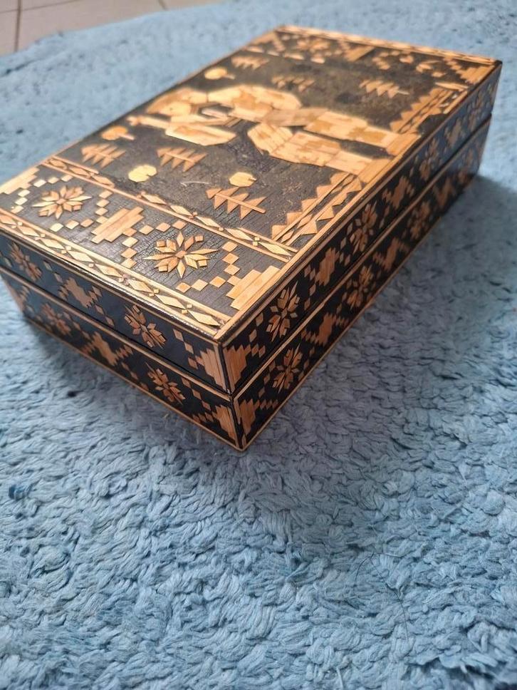 Leuke j.50 sieradendoos ingelegd met stukjes stro, Antiek en Kunst, Kunst | Beelden en Houtsnijwerken, Verzenden