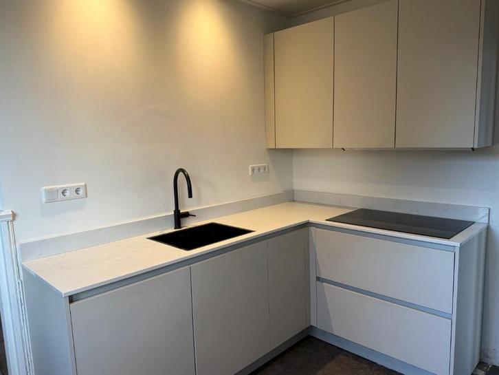 Keuken, Huis en Inrichting, Keuken | Complete keukens, Gebruikt, Hoekkeuken, Overige kleuren, Composiet, Greeploos, Ophalen