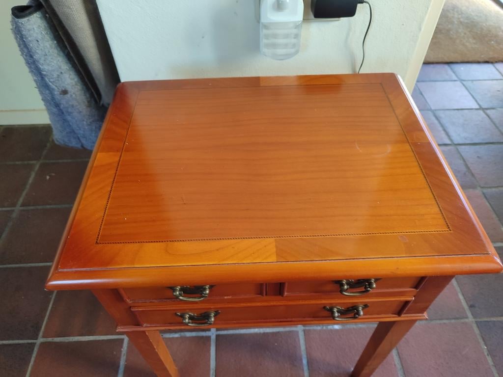 Taxus houten tafeltje met drie laden gaaf, Ophalen of Verzenden