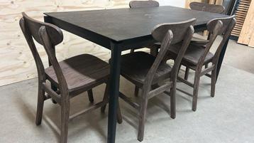 Prachtig set! Zwarte tafel en 6 houten stoelen beschikbaar voor biedingen