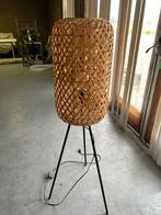 Staande lamp; driepoot van metaal en rotan kap, Huis en Inrichting, Lampen | Vloerlampen, Ophalen, Zo goed als nieuw, Metaal, 100 tot 150 cm