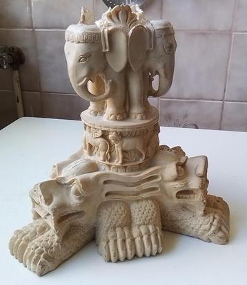 Hars Foo dogs met Olifanten. 24cm x 22cm (drie hoek) 3.5kg. beschikbaar voor biedingen