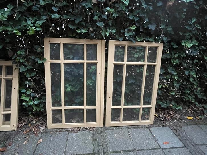 2 mooie, oude ramen met roedeverdeling en glas: 68 x111 cm, Doe-het-zelf en Verbouw, Glas en Ramen, Gebruikt, Gevelraam of Ruit