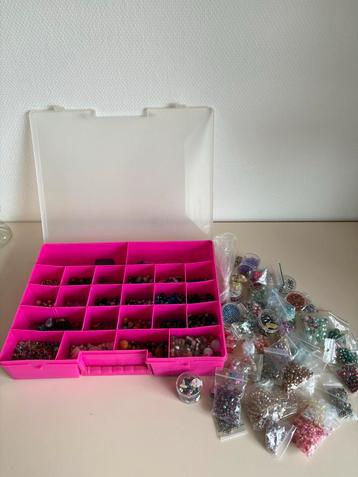 Grote partij kralen en toebehoren. beschikbaar voor biedingen