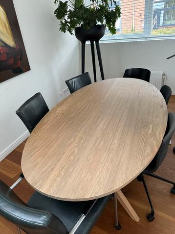 Rolf Benz 965, massief ovale houten eettafel beschikbaar voor biedingen