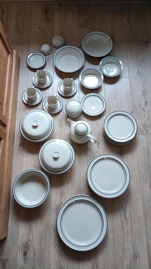 Servies met blauwe randen, Huis en Inrichting, Keuken | Servies, Gebruikt, Compleet servies, Overige stijlen, Porselein, Ophalen of Verzenden