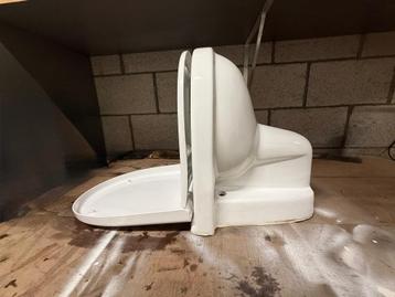 Toilet Spinx- hangende toilet beschikbaar voor biedingen