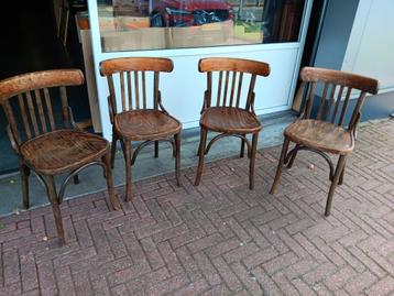 Caféstoelen en barkrukken beschikbaar voor biedingen