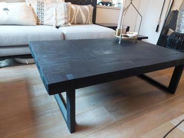 Toffe zwarte echt houten salontafel met metalen poten. beschikbaar voor biedingen