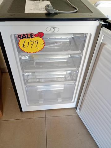 Nieuwe zwarte tafelmodel vrieskast met kleine schade  beschikbaar voor biedingen