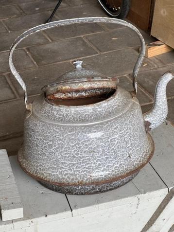 Vintage geëmailleerde waterketel beschikbaar voor biedingen