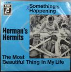 Vinyl single Herman's Hermits - Something's happening - € 3,, Gebruikt, 7 inch, Single, Ophalen of Verzenden