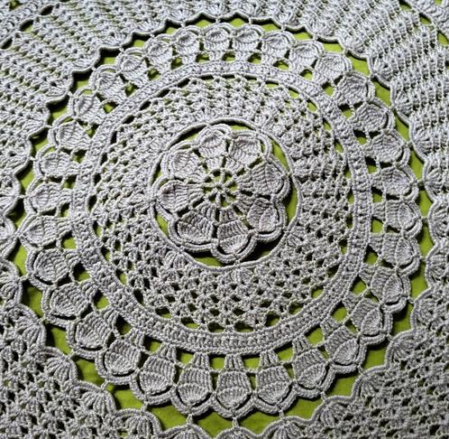 Hand Gehaakt grijs/beige rond tafelkleed Ø 145 cm, Huis en Inrichting, Tafelkleden, Gebruikt, Rond, Binnen, Verzenden