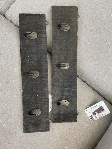 2 Kleine Zwarte Houten Kapstokjes - Doe een bod! beschikbaar voor biedingen