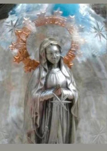 Maria beeld in glazen stolp beschikbaar voor biedingen