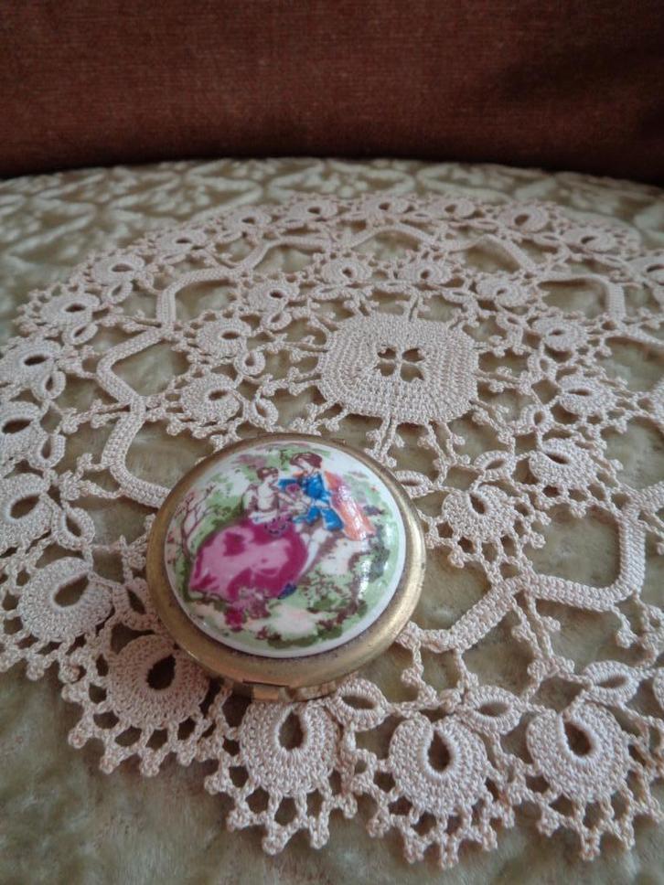 Vintage Pillendoosje Porseleinen Barok Plaatje ** Mimosa **, Antiek en Kunst, Curiosa en Brocante, Ophalen of Verzenden