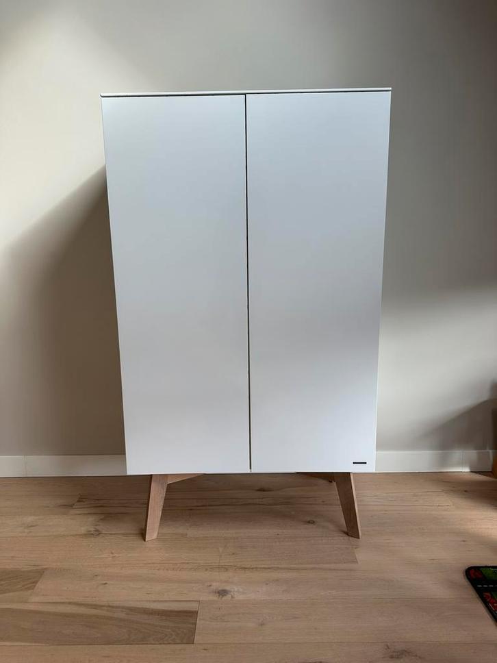 Babykamer 2-deurs kleding kast Hoogglans wit Grenen poten, Kinderen en Baby's, Kinderkamer | Commodes en Kasten, Zo goed als nieuw