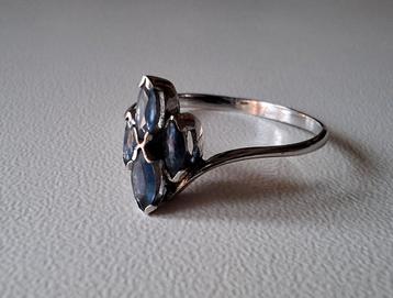 Zilveren ring met blauwe stenen beschikbaar voor biedingen