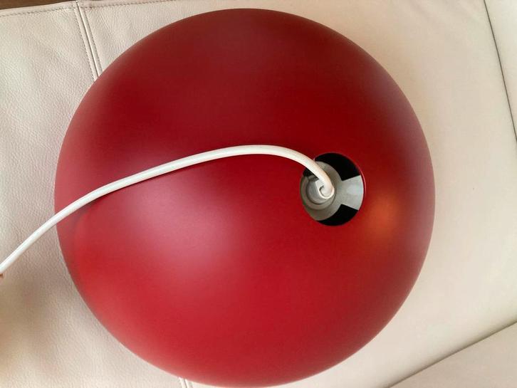 Mooie rode metalen hanglamp Model Brasa 2 stuks beschikbaar, Huis en Inrichting, Lampen | Hanglampen, Zo goed als nieuw, Metaal