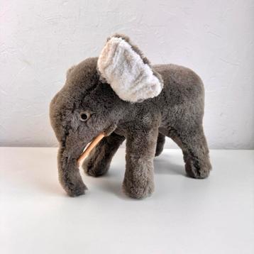 Leuke antieke olifant knuffel beschikbaar voor biedingen
